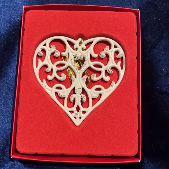 NIB Lenox 2017 Porcelain Spirit Of Giving Heart New in original Box - Picture 8 of 13